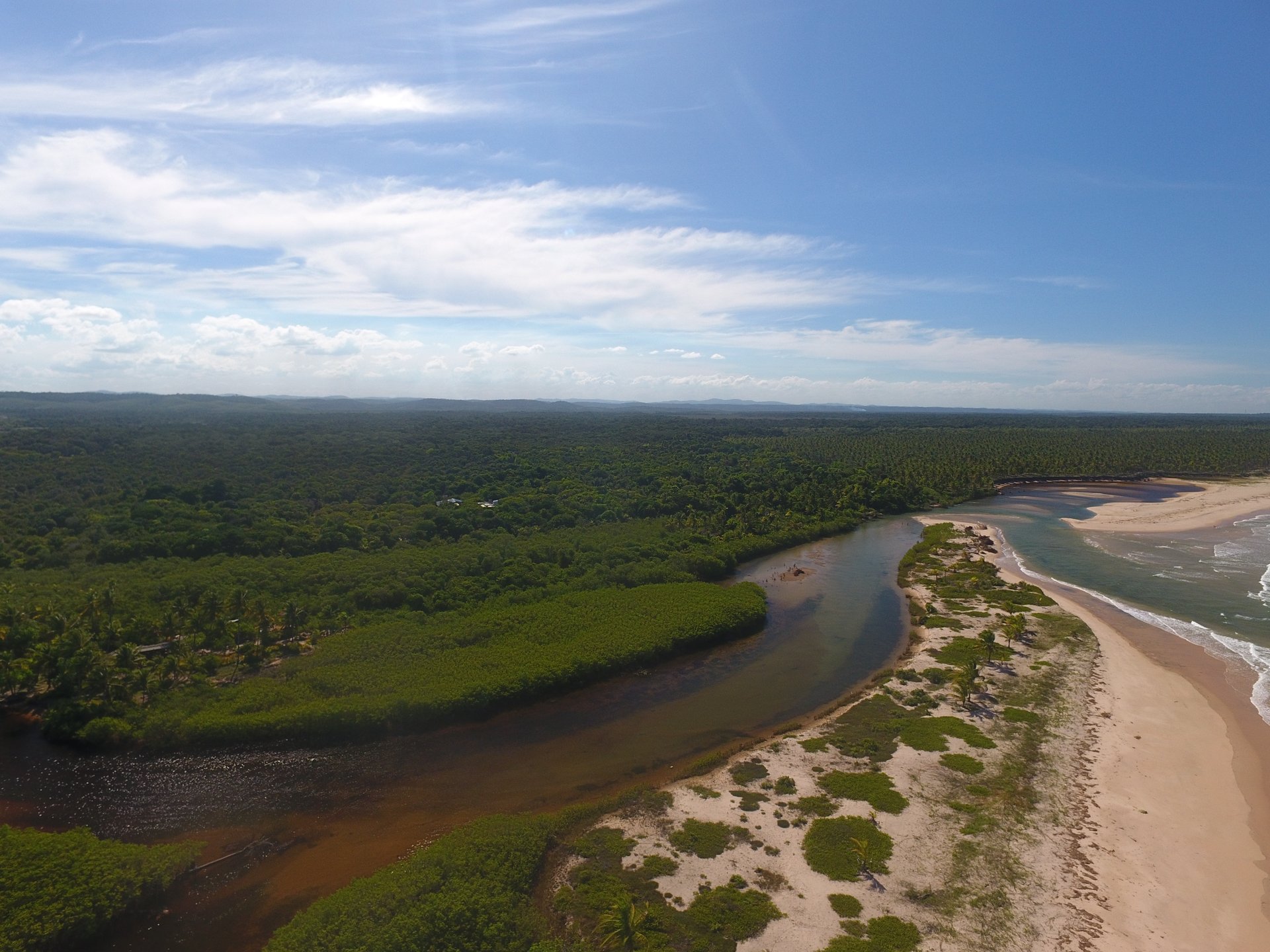 Rio Piracanga correndo para o mar